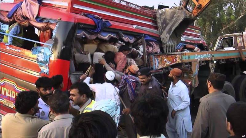 صادق آباد :روشن بھیٹ کے قریب مسافر بس اور ٹریلر میں تصادم، متعدد شدید زخمی 