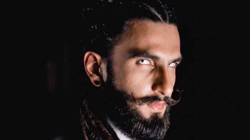  رنویر سنگھ نئی فلم میں ریپر کے کردار میں نظر آئیں گے جب کہ اداکار کے نئے روپ نے مداحوں کو حیران کردیا