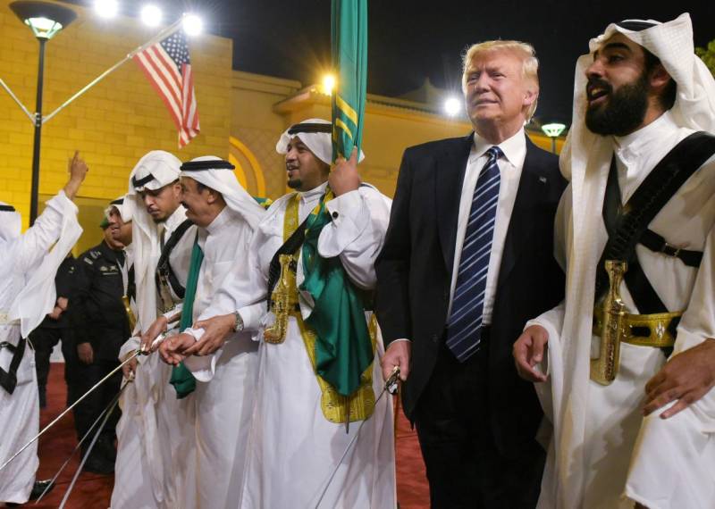 دورہ سعودی عرب ،ڈونلڈ ٹرمپ عشائیے کے دوران موسیقی کے سروں پر جھومتے رہے 