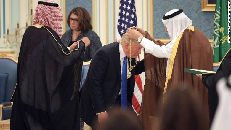 شاہ سلمان سے جھک کر سعودی اعزاز وصول کرنے پر ٹرمپ پر امریکی عوام کی تنقید