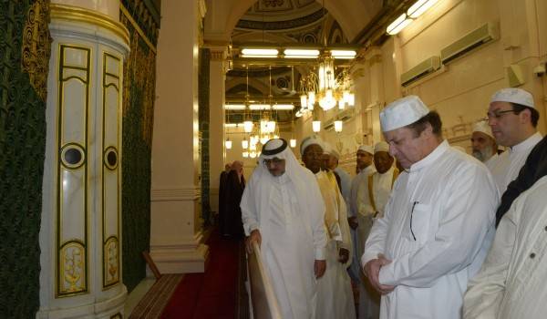 وزیراعظم محمد نواز شریف کی روضہ رسول ﷺ پر حاضری، نماز عشا ادا کی 