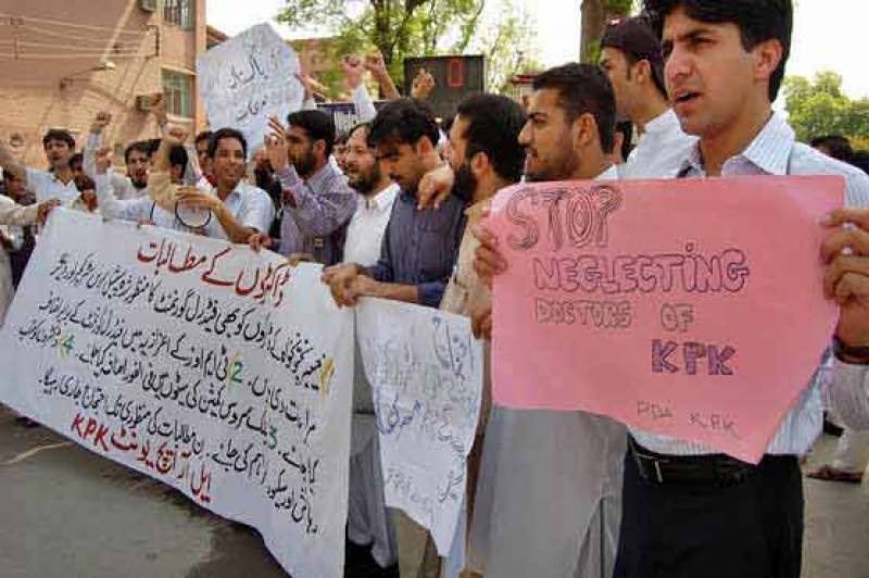 پشاور: ینگ ڈاکٹرز نے ہڑتال کر دی، اسپتالوں میں او پی ڈی سروس معطل
