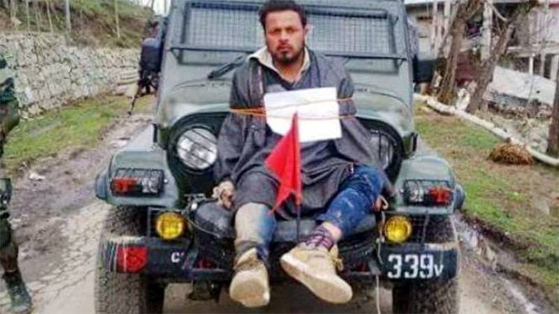 بھارت نے کشمیری نوجوان کو انسانی ڈھال بنانے والے فوجی کو ایوارڈ سے نوازدیا