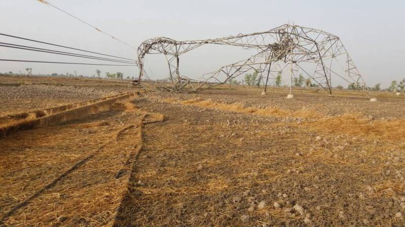 اندرون سندھ طوفان نے بجلی کا نظام درہم برہم کر دیا، سولہ ٹاور زمین بوس