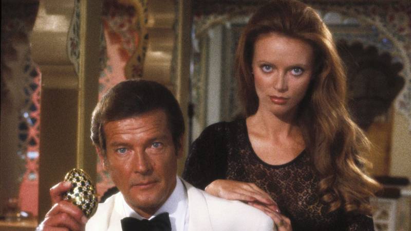 جیمز بانڈ انتقال کر گئے