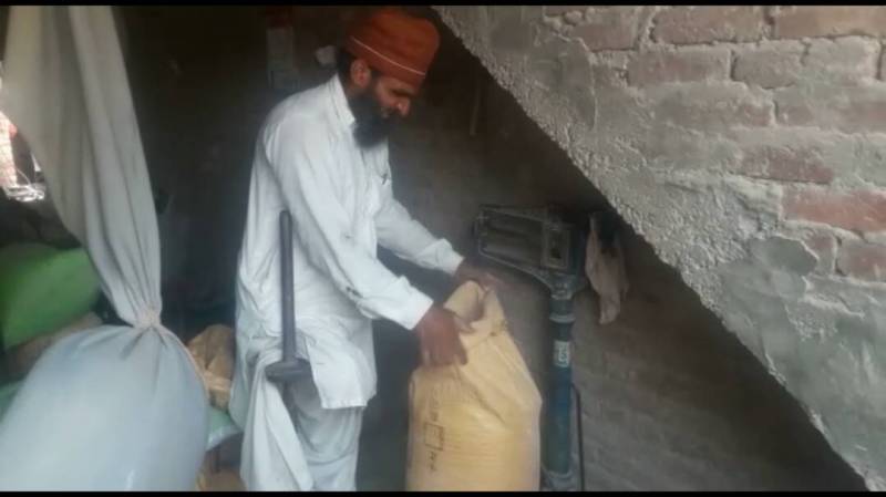 جلالپور بھٹیاں میں آٹے کی چکی چلانے والا باہمت معذور نوجوان واپڈ والوں سے پریشان 