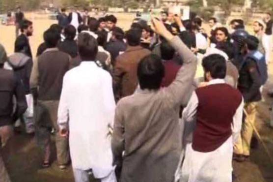  پشاوریونیورسٹی میں میوزک کنسرٹ پردو طلبہ گروپوں میں تصادم،مشتعل طلباء کی ریلی 
