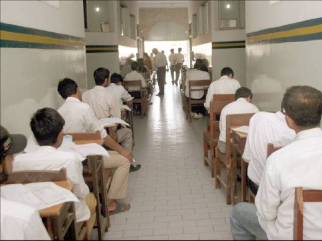 کراچی: نقل کرانے کے الزام پر کالج اساتذہ نے امتحانات کا بائیکاٹ کر دیا