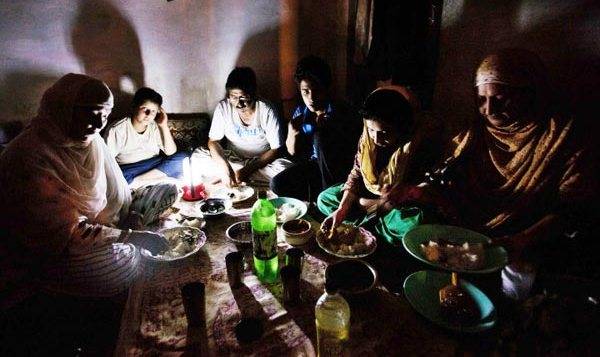  کراچی میں پہلی سحری کے دوران آدھے سے زیادہ شہر کی بجلی معطل