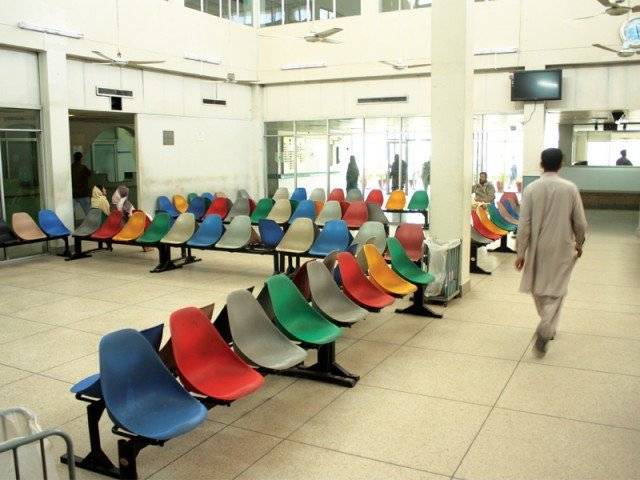 چانڈکا میڈیکل ہسپتال میں پیرا میڈیکل سٹاف کی ہڑتال ، متعدد مریض جان کی بازی ہار گئے