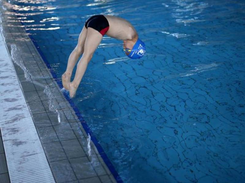 ہاتھوں سے محروم ننھے تیراک نے سوئمنگ مقابلے میں گولڈ میڈل جیت لیا