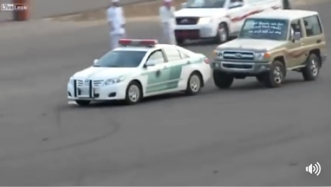 سعودی شہری کی چیپ سے پٹرولنگ پولیس کی گاڑی کو ٹکرمارنے کی ویڈیو سوشل میڈیا پر وائرل ہو گئی 