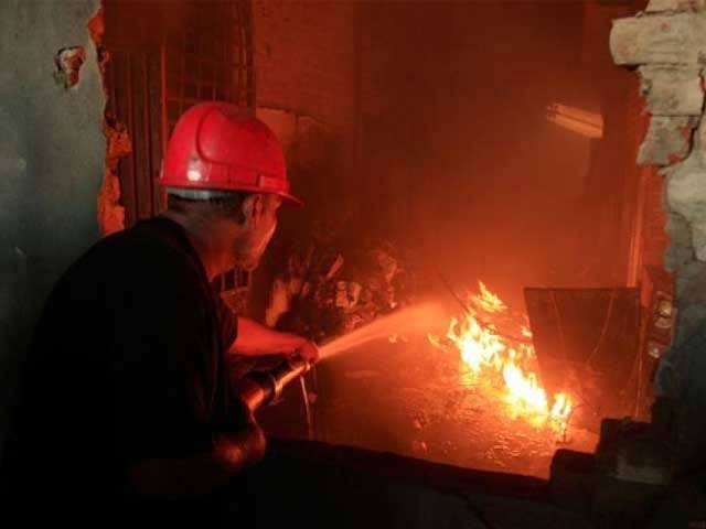 کراچی:گتے کی فیکٹری میں آگ لگنے سے لاکھوں روپے مالیت کا سامان جل کر راکھ 