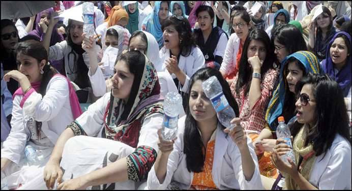پشاور میں ینگ ڈاکٹرزکے احتجاج کا دسواں روز ،مریضوں اور لواحقین کو شدید مشکلات کا سامنا