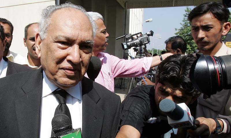 معروف قانون دان شریف الدین پیر زادہ انتقال کر گئے 
