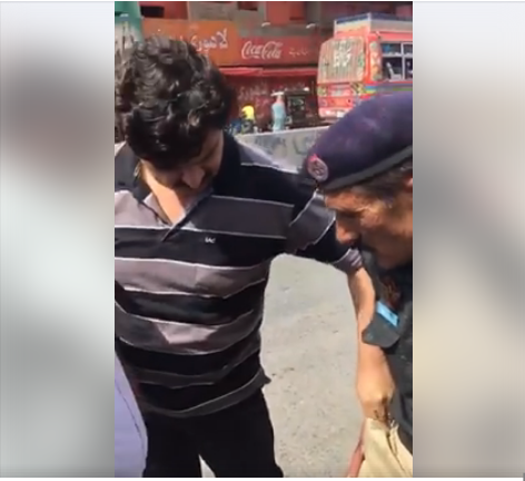 پولیس انسپکٹر رشوت لیتے رنگے ہاتھوں پکڑے جانے کی ویڈیو وائرل ہو گئی 