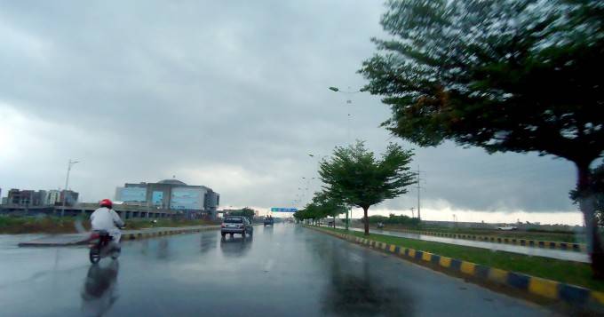 لاہور اور سرگودھا ڈویژن سمیت متعدد علاقوں میں بارش اور تیز ہواﺅں کا امکان ہے ،محکمہ موسمیات