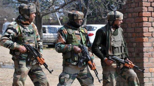 مقبوضہ کشمیر : بھارتی فوجیوں نے مزید 4 نوجوانوں کو شہید کر دیا