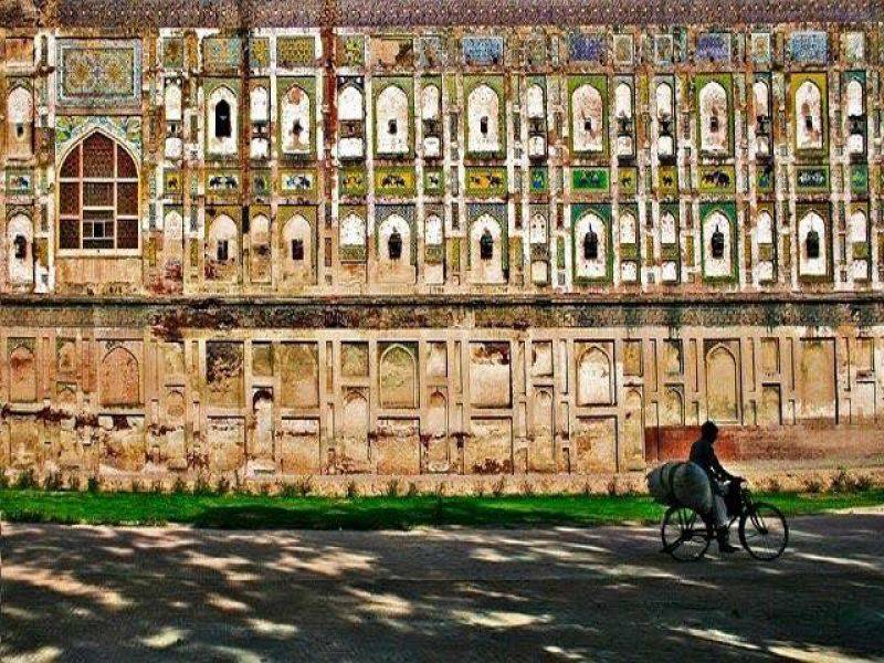 لاہور قلعے میں دنیا کی سب سے بڑی تصویری دیوار کی بحالی کا کام زوروں شوروں سے جاری 