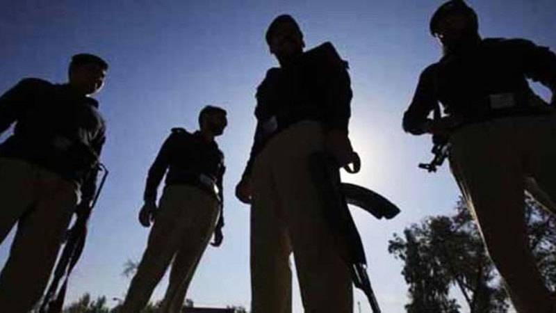 لاڑکانہ پولیس کی مختلف علاقوں میں کارروائیاں، 10 ملزمان گرفتار، موٹر سائیکل اور شراب برآمد