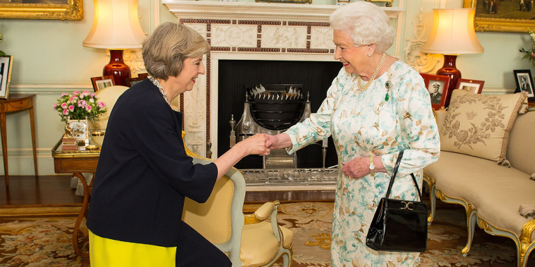 انتخابات کے بعد برطانوی وزیر اعظم تھریسامے کی ملکہ برطانیہ سے ملاقات
