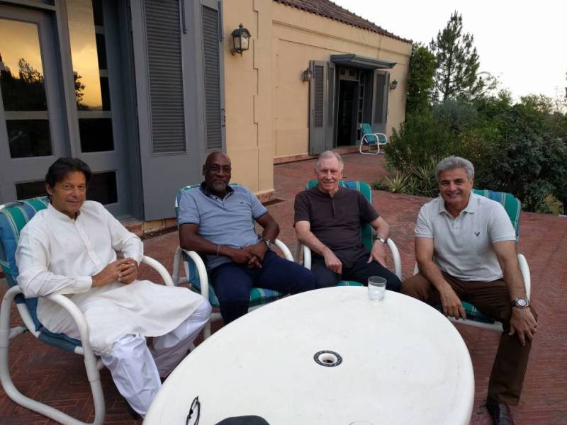 عمران خان کی دو نامور سابق کرکٹرز کیساتھ گزشتہ روز افطاری