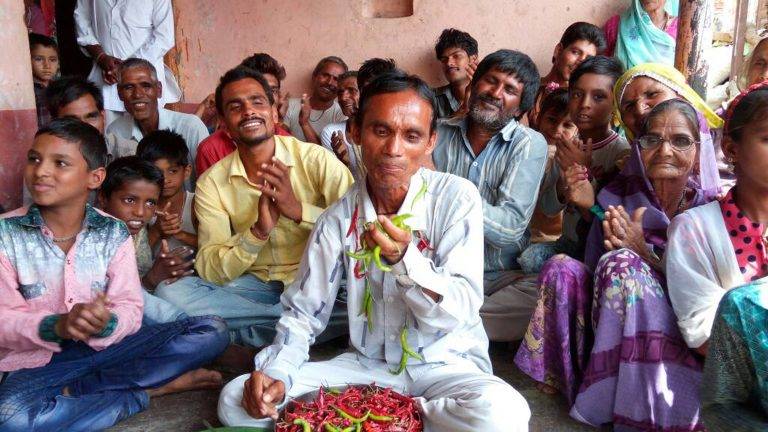 بھارتی ریاست مدھیہ پردیش میں ایک شخص روزانہ تین کلو مرچ کھا جاتا ہے