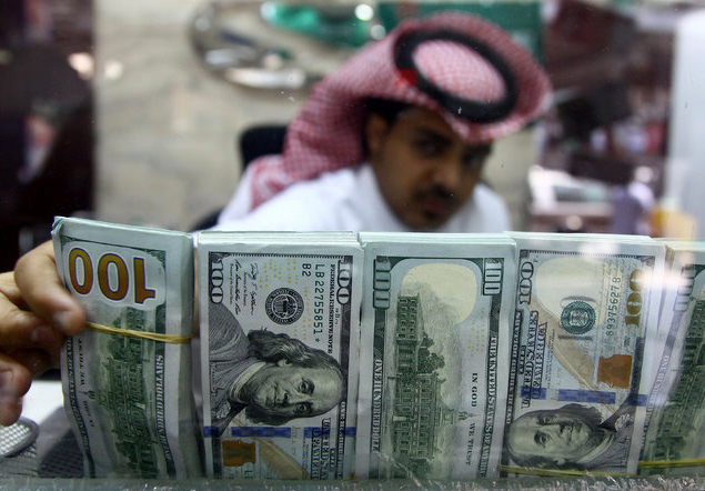 قطری مارکیٹ میں ڈالر سمیت غیرملکی کرنسیوں کی شدید قلت