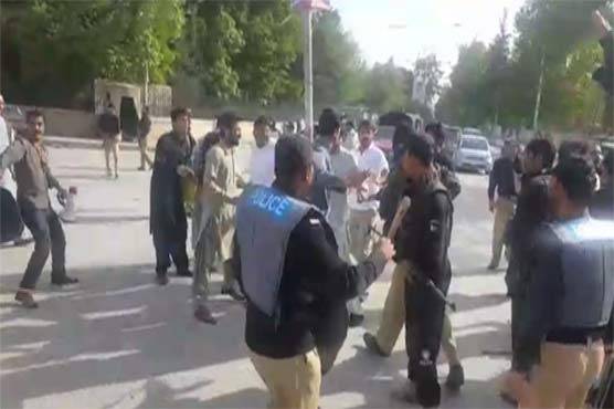 حیات آباد میڈیکل کمپلیکس میں ہرٹال کرنے والے ینگ ڈاکٹرز پر پولیس کا لاٹھی چارج