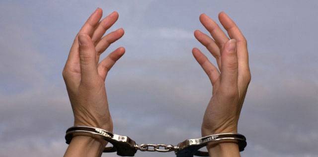 پشاور: عدالت نے 3 چینی خواتین ڈائریکٹرز کے وارنٹ گرفتاری جاری کر دیئے