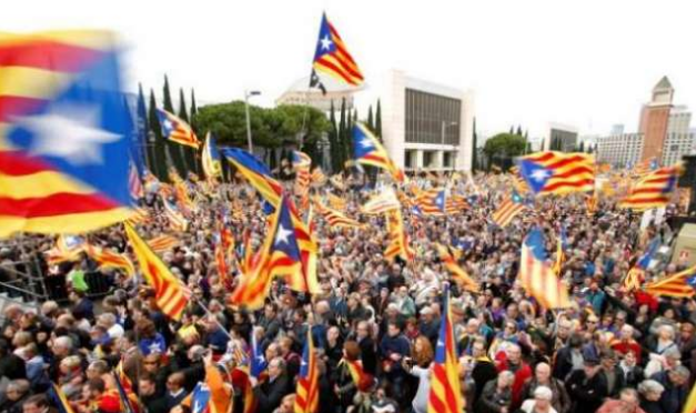 سپین کے صوبے کاتالانیا کی آزادی کے لئے ہزاروں لوگ سڑکوں پر نکل آئے