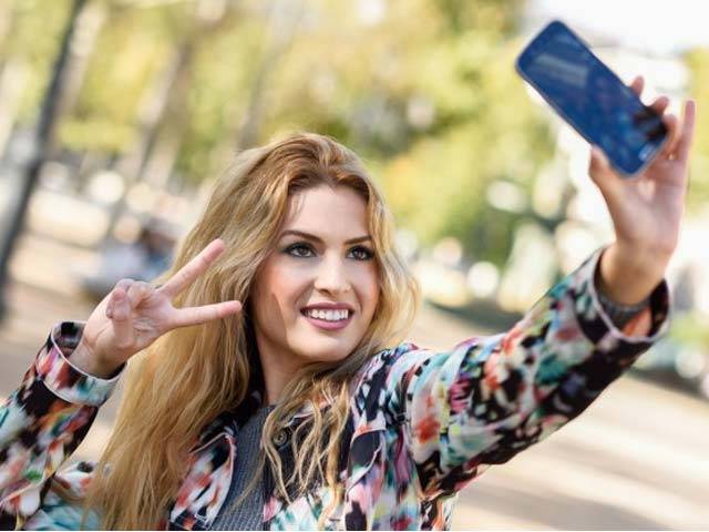 چلتی ٹرین کے سامنے سیلفی لینے والوں کی گرفتار کرنیکا فیصلہ 