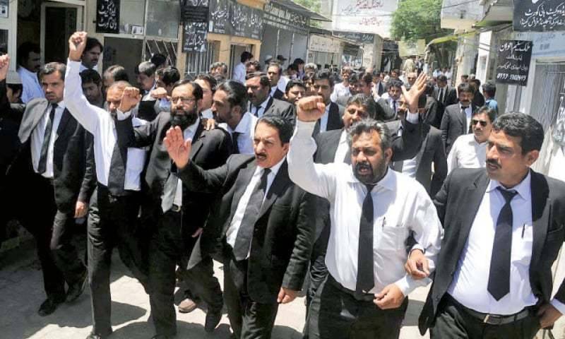 جےآئی ٹی کے سامنے پیشی، وکلا نے وزیر اعظم سے مستعفی ہونے کا مطالبہ کردیا