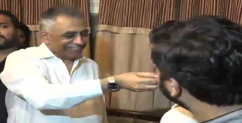 گورنر سندھ محمد زبیر کی کپتان سرفراز احمد کے گھر آمد ، بھائیوں سے ملاقات