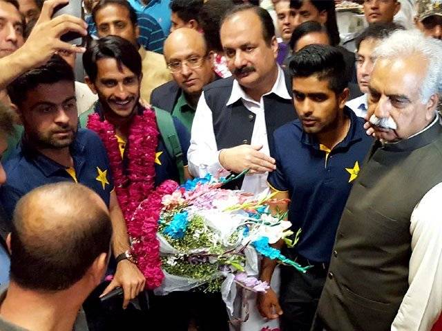 وطن واپسی پر قومی ٹیم کے کھلاڑیوں کا شاندار استقبال 