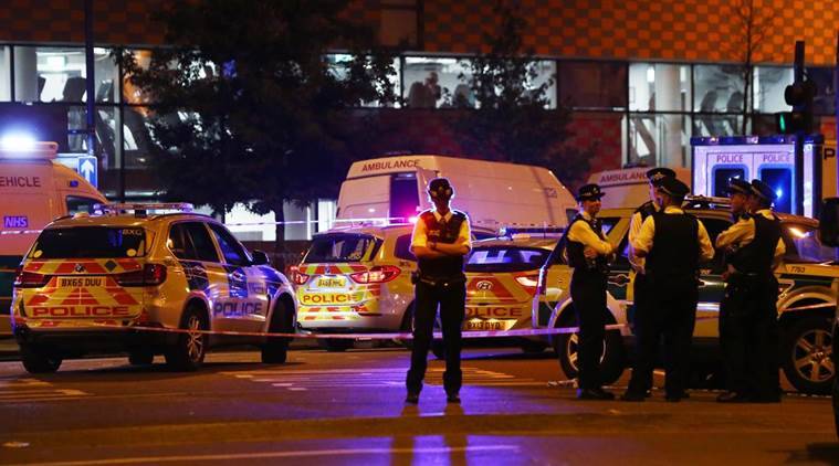 برطانوی وزیراعظم شمالی لندن میں دہشتگردی کا نشانہ بننے والی مسجد پہنچ گئیں، متاثرین سے اظہار یکجہتی