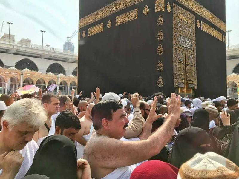 شیخ رشید کی عمرہ کرنے کی نئی تصاویر وائرل ہو گئیں 