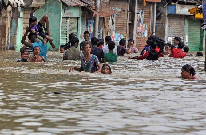 بھارت میں طوفانی بارشوں اور سیلاب نے تباہی مچا دی ،9 افراد ہلاک