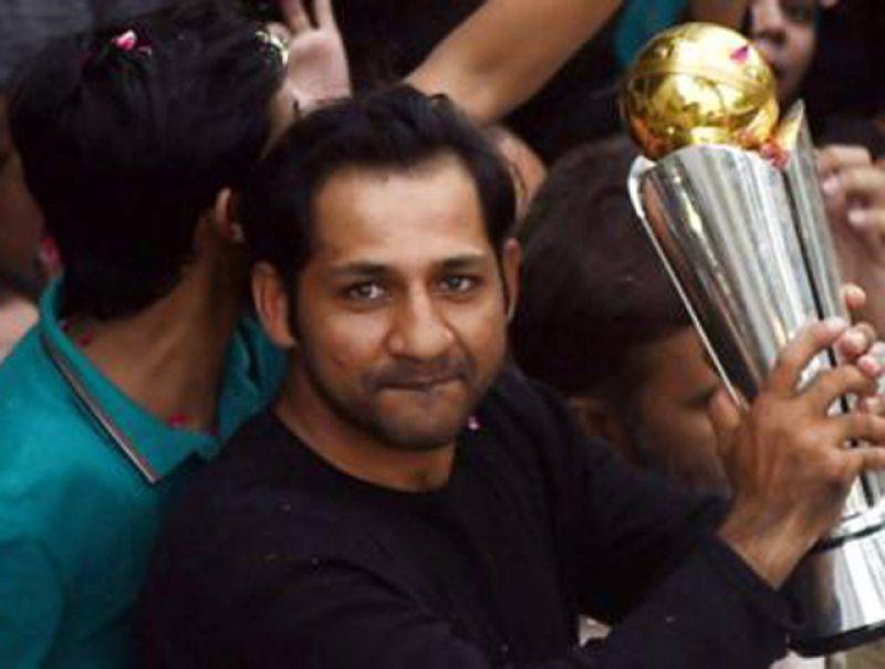 سرفراز احمد نے معذور فین کو شرٹ تحفے میں دے دی 