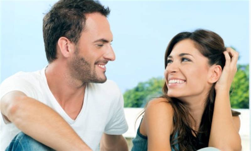خواتین ہنسانے والے مردوں سے شادی کو ترجیح دیتی ہیں، تحقیق