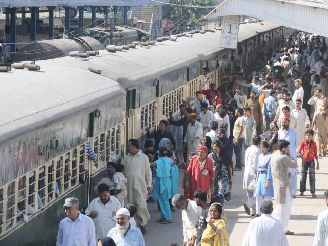  پشاورمیں مقیم دیگرشہروں کے لوگ اپنے آبائی علاقوں کو روانہ ہوگئے