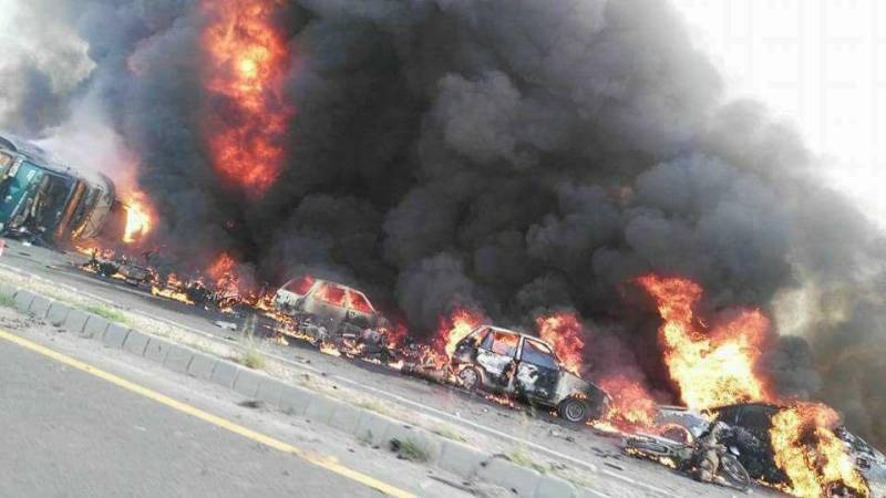  آئل ٹینکر دھماکہ، حادثے کی ذمہ دارموٹروے پولیس ہے، مقامی افراد 