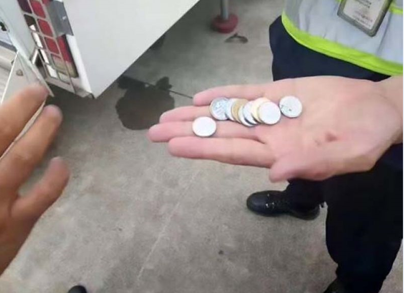 مسافر خاتو ن نےآرام دہ سفر کے لیے جہاز کے انجن میں 9 سکے پھینک دیئے 
