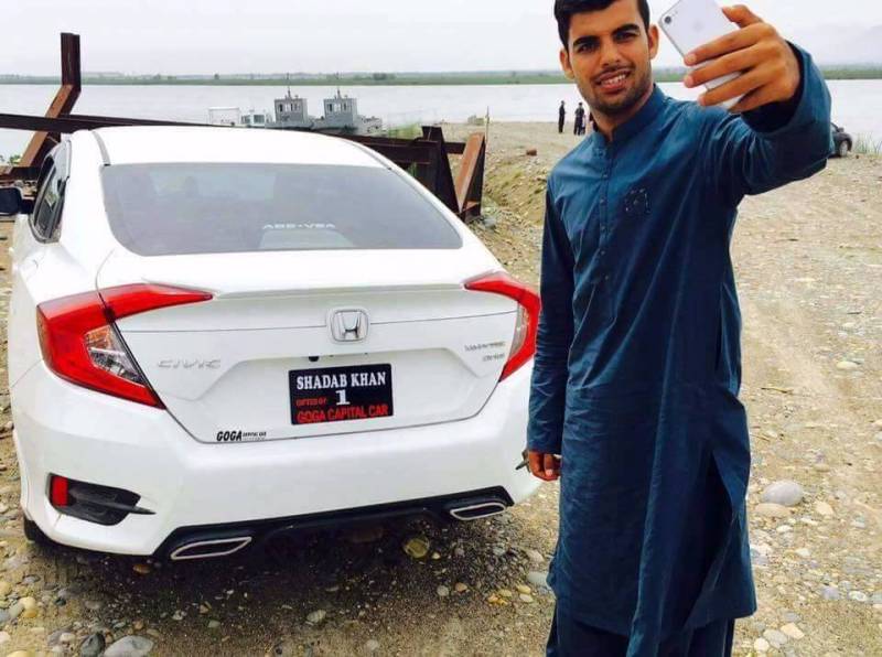 شاداب خان کی لگژری گاڑی کے ساتھ تصاویر سوشل میڈیا پر وائرل ہو گئیں