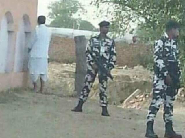 بھارتی حکومتی لیڈر سر عام پیشاب کرتے پکڑا گیا