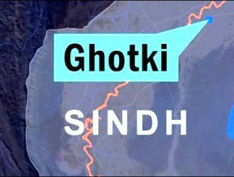 گھوٹکی میں قومی شاہراہ پر آئل ٹینکر الٹ گیا