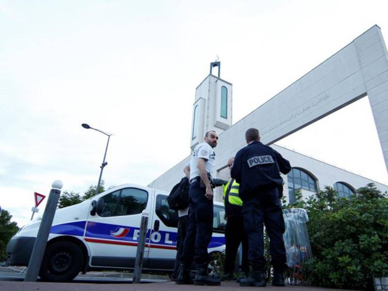 فرانس: جنونی شخص کی مسجد کے باہر نمازیوں پر گاڑی چڑھانے کی کوشش ناکام