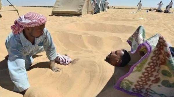مصر: ریت میں لوگ خود کو کیوں دفن کرتے ہیں ؟