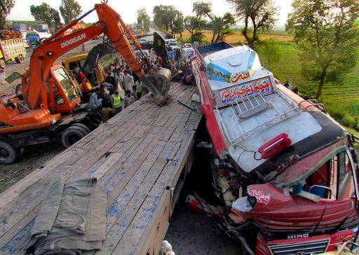 لیہ:کہروڑ عیسن کے قریب ٹریفک حادثہ،15افراد جاں بحق