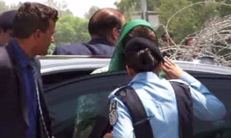 مریم نواز کو سیلیوٹ کرنا خاتون پولیس افسر کو مہنگا پڑ گیا 